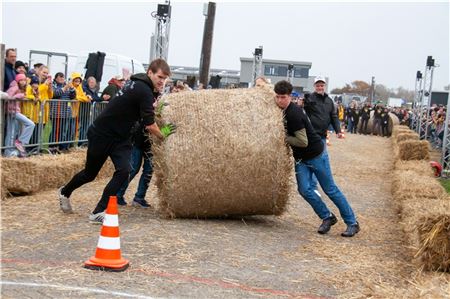 Mit 300 Kilogramm Stroh ging es um die Kurve.