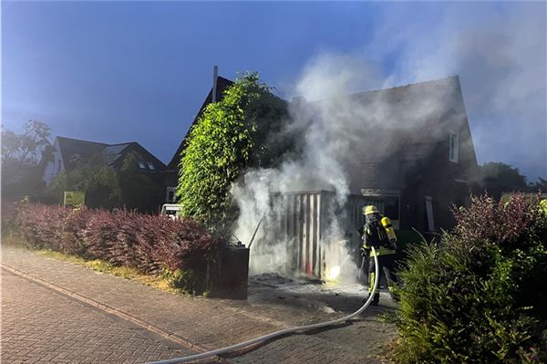 Mit Atemschutz ausgerüstet gelang es der Feuerwehr, die Flammen zu löschen, bevor noch größere Schäden entstehen konnten.