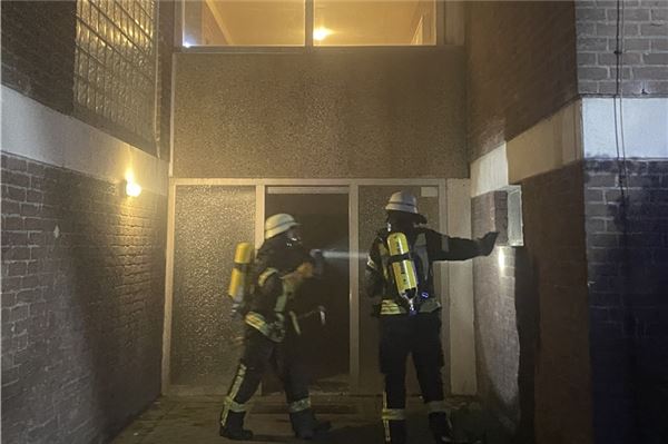 Großeinsatz in Norden: Kellerbrand löst Evakuierung von 80 Bewohnern aus Mit Atemschutzgeräten ging es ins Haus.