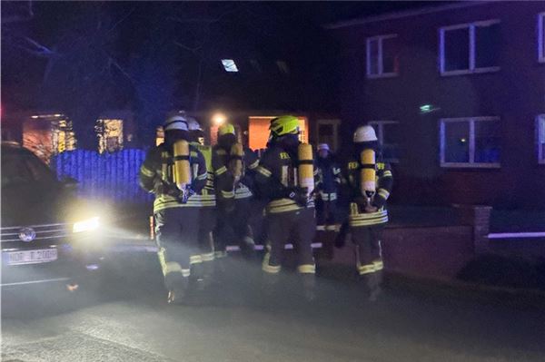 Mit Atemschutzgeräten gingen die Einsatzkräfte, wie in einem normalen Einsatz, in Richtung Brandobjekt.