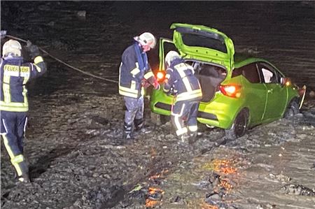 Mit der Unterstützung des Rüstwagens aus Norden brachte die Feuerwehr Dornum das verunglückte Fahrzeug wieder an Land.