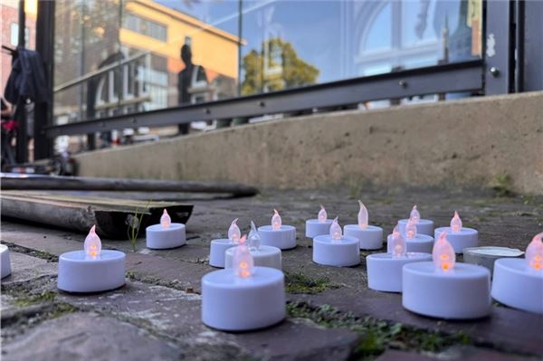 Mit diesen Teelichtern zeigten sich die Demonstranten empört über den „Tod der Notfallversorgung in Emden“. Foto: Ingo Weber