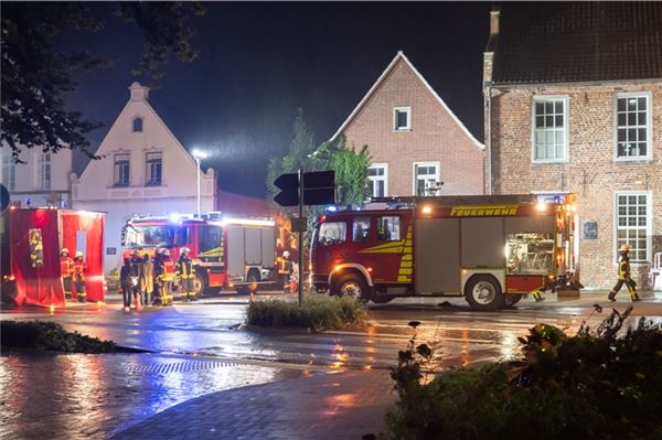 Mit drei Fahrzeugen rückte die Feuerwehr am Dienstagabend zum Ostfriesischen Teemuseum aus – zum Glück aber nur zu einer Übung.