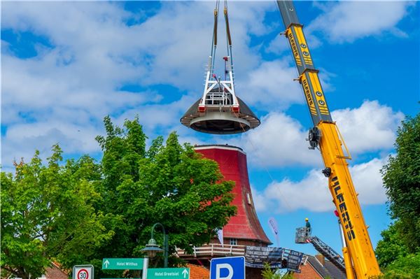 Greetsiel: Die Rote Mühle hat ihre Mütze zurück Mit einem Kran schwebte sie heran - und wurde dann vorsichtig aufgesetzt.