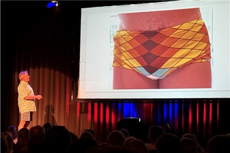 Mit einem Lichtbildervortrag nahm Wigald Boning sein Publikum mit auf eine kurzweilige und skurrile Reise. Fotos: Noun