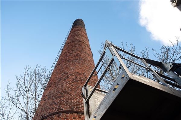 Mit einemSteiger wird der Turm Stück für Stück abgebaut.