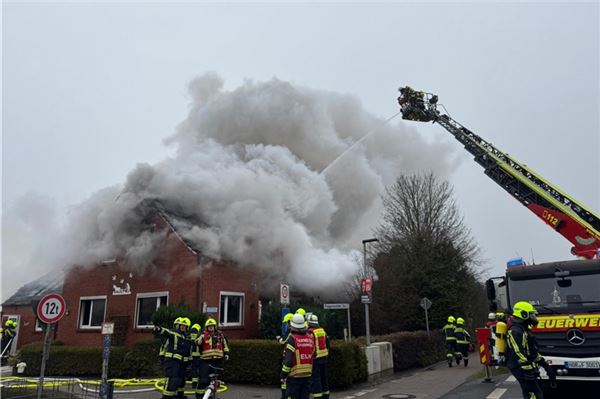 Dichte Rauchwolke über Upgant-Schott: Haus brennt völlig aus