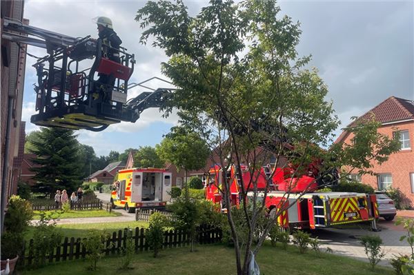 Mann nach Sturz per Drehleiter gerettet – Feuerwehr Norden im Doppel-Einsatz Die Feuerwehr rettet einen Patienten mit einer Drehleiter aus einem Haus.