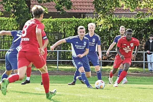 Mit extremen Ausgängen. Auf dem Jahnplatz trumpfte der FC Norden bereits mit 5:0 auf, verlor aber auch schon mit 1:6 vor knapp einem Jahr gegen den SV Hage (Foto). Heute Abend wird auf Kunstrasen gespielt. Foto: Ute Bruns