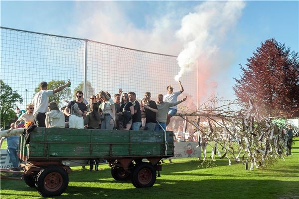 Die schönsten Bilder: Das Norderland feiert in den Mai Mit Feuer und Flamme dabei: die Maibaum-Transporteure in Großheide