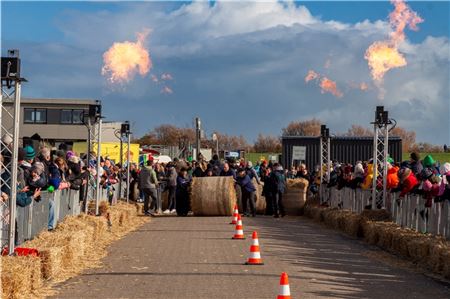 Mit Feuer wurden die Teilnehmerinnen und Teilnehmer bei den Strohballenmeisterschaften angespornt. Fotos: Johannes Müller