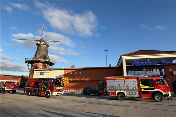 Mit mehreren Fahrzeugen rückte die Feuerwehr an Heiligabend zum Norder Tor aus. Dort war ein Feuermelder ausgelöst worden - vermutlich von einem Kunden.