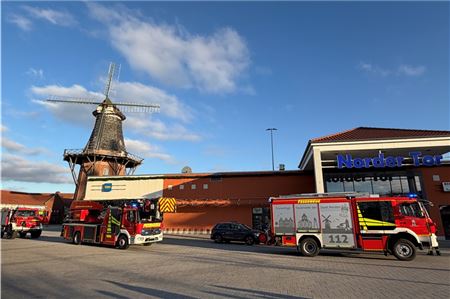 Mit mehreren Fahrzeugen rückte die Feuerwehr an Heiligabend zum Norder Tor aus. Dort war ein Feuermelder ausgelöst worden - vermutlich von einem Kunden.