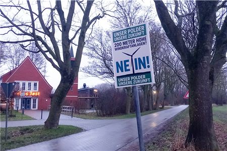 Mit Plakaten macht die Bürgerinitiative ihr Anliegen deutlich. Foto: Christian Schmidt