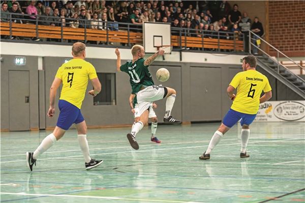 Mit Raffinesse auf großer Bühne. 660 Fans verfolgten den dritten Spieltag beim Großheider Supercup. „Selecao“ aus Arle (in Gelb) schlug auch „Santos Laguna“ mit 3:0. Foto: Meret Edzards-Tschinke