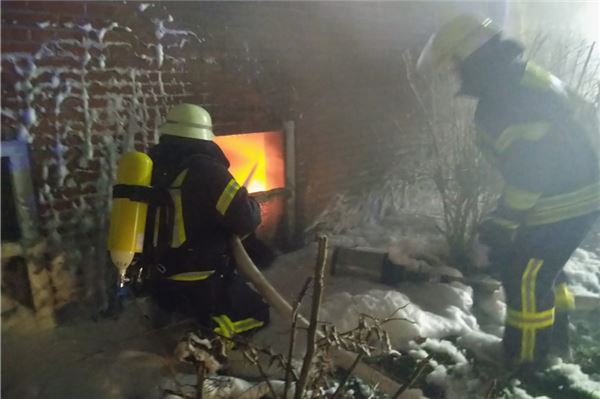 Mit Schaummittel wurde der Kellerbrand zunächst von außen bekämpft. Weitere Kräfte evakuierten gleichzeitig 30 Bewohner aus dem Mehrfamilienhaus. Foto: Feuerwehr