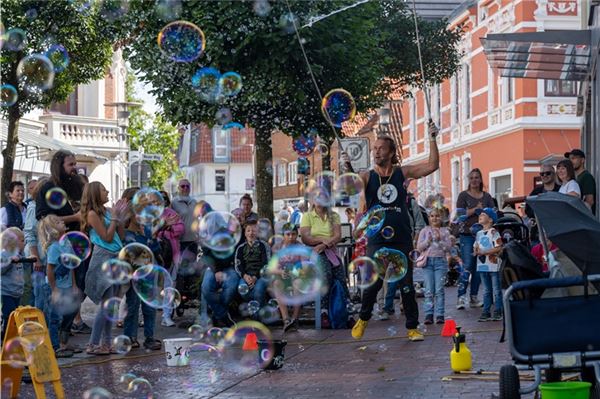 Norden feiert: Das Sommerfest 2025 in Bildern Mit seiner Seifenblasenkunst bezaubert Elias von „Bubbles for fun“ die Besucher des Sommerfestes