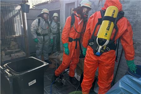 Mit spezieller Ausrüstung mussten die Einsatzkräfte den Ort des Geschehens betreten.