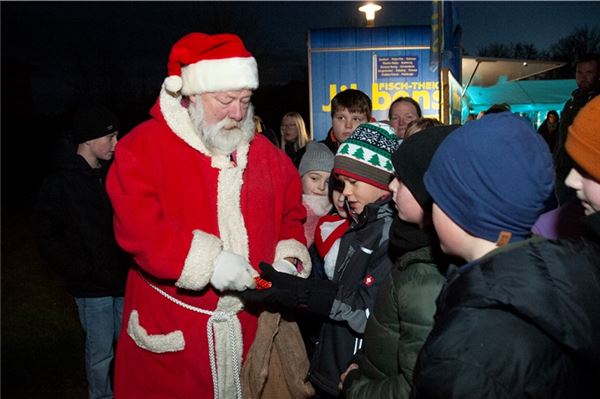 Mit Verspätung erschien auch der Weihnachtsmann. Fotos: Hinrich Saathoff