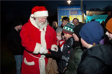 Mit Verspätung erschien auch der Weihnachtsmann. Fotos: Hinrich Saathoff