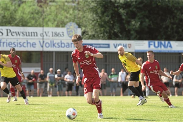 Mit viel Schwung ran an die erste Pflichtaufgabe. Der TuS Pewsum (l. Derk Schoneboom, r. Neuzugang Julian Jauken) will sich zu Hause im Pokal gegen die SpVg Aurich behaupten. Foto: Ute Bruns
