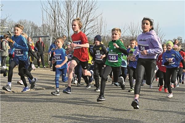 Viel Lob für den Störtebeker-Straßenlauf Mit viel Spaß unterwegs. Von den Nachwuchsläufern bis hin zu den Routiniers waren alle Altersklassen beim Störtebeker-Straßenlauf in Upgant-Schott vertreten. Fotos: Ute Bruns