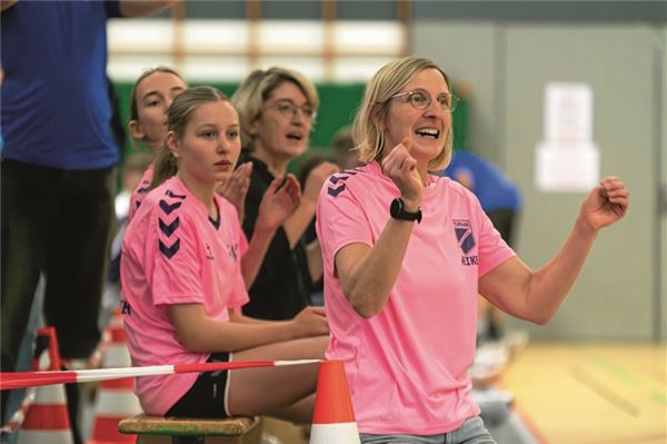 Mitfiebern erwünscht. Beim B-Turnier wird vom Spielfeldrand lautstark angefeuert. Fotos: Meret Edzards-Tschinke