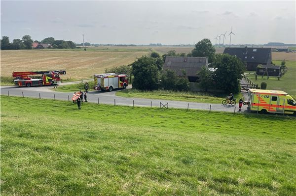 Mithilfe einer Schleifkorbtrage wurde eine verunfallte Fahrradfahrerin geborgen.