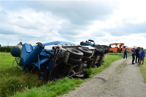 Mithilfe eines Abschleppunternehmens und eines Baggers wird der Wagen wieder aus dem Graben gezogen.