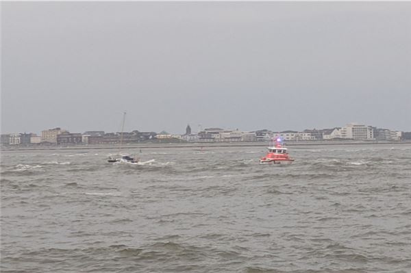Mitten in der gefährlichen Brandungszone: Vor Norderney bringen die Seenotretter mit dem Seenotrettungsboot Woltera der DGzRS zwei Segler in letzter Minute in Sicherheit. Foto: Die Seenotretter – DGzRS