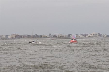 Mitten in der gefährlichen Brandungszone: Vor Norderney bringen die Seenotretter mit dem Seenotrettungsboot Woltera der DGzRS zwei Segler in letzter Minute in Sicherheit. Foto: Die Seenotretter – DGzRS