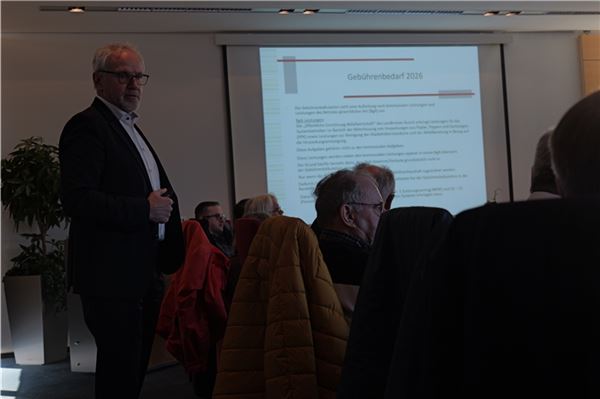 MKW-Geschäftsführer Hans-Hermann Dörnath (links) erläuterte in der Ausschusssitzung die aktuelle Gebührensituation.Foto: Werner Jürgens