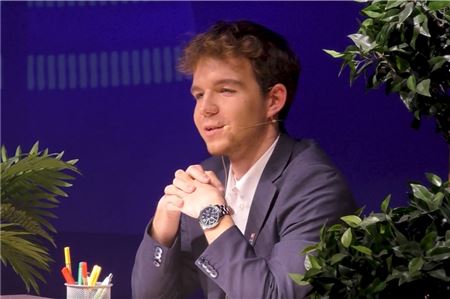 Moderator Malte Jordan übernimmt die Rolle von Jan Böhmermann in der Parodie.