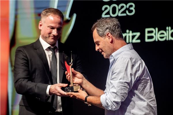 Moritz Bleibtreu nimmt den Schauspielpreis des Emder Filmfestes von Preis-Sponsor Marcus Dirks entgegen.