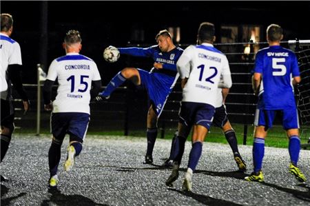 Munteres Scheibenschießen. Die Hager gaben auf dem Kunstrasenplatz gegen den Tabellenletzten aus Suurhusen klar den Ton an. Lars Hinrichs (am Ball) steuerte gleich drei Treffer zum 5:0-Sieg bei. Foto: Ute Bruns