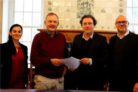 Museumsleiterin Mirjana Culibrk (v. l.) und der Vorsitzende des Heimatvereins Norderland, Ingo Hartmann, freuen sich über die Schenkung der Sparkassenstiftung. Offiziell übergeben wurde sie durch Dr. Johannes Janssen und Oliver Löseke. Fotos: Keno Klaassen