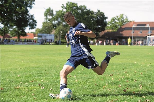 Musste vorzeitig vom Platz. Hages Renke Wübbenhorst sah in der 76. Minute nach längerer Unterbrechung die Rote Karte – obwohl er keine Tätlichkeit begangen hatte. Foto: Ute Bruns