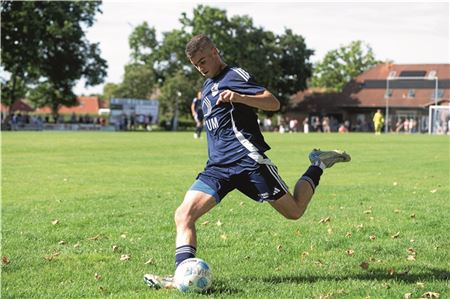 Musste vorzeitig vom Platz. Hages Renke Wübbenhorst sah in der 76. Minute nach längerer Unterbrechung die Rote Karte – obwohl er keine Tätlichkeit begangen hatte. Foto: Ute Bruns