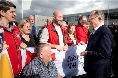 Stephan Weil und Emder Belegschaft