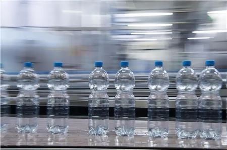 Mineralwasser in der Abfüllung