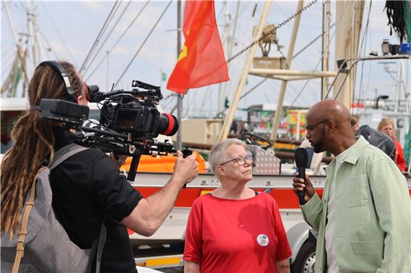 Nach seinem Besuch beim Tag der Retter Ende Mai in Dornum, zieht NDR-Moderator Yared Dibaba jetzt ein positives Fazit – und bedankt sich bei Anke Alfert. Foto: Janna Leismann