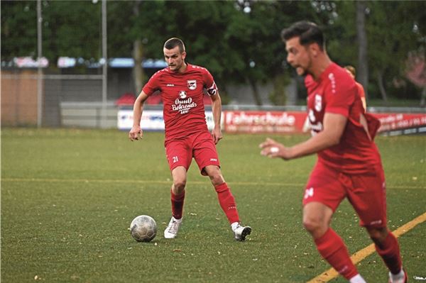 Nachlegen. Der FC Norden – am Ball Jens Bakker, r. Carsten Marek – will sich gegen den nächsten Abstiegskandidaten behaupten. Foto: Ute Bruns