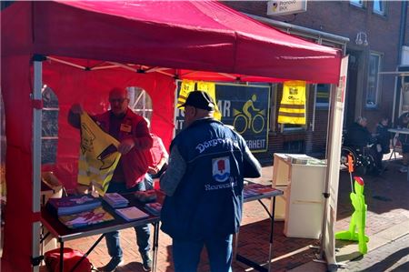 Nanne Peters und seine Verkehrswachtkollegen informierten beim Norder Erntefest.