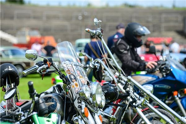 Halbemond: Polizei kündigt Großkontrollen wegen Rocker-Veranstaltung an Neben densportlichen Veranstaltungen, finden normalerweise familienfreundliche Events wie Oldtimertreffen in Halbemond statt.