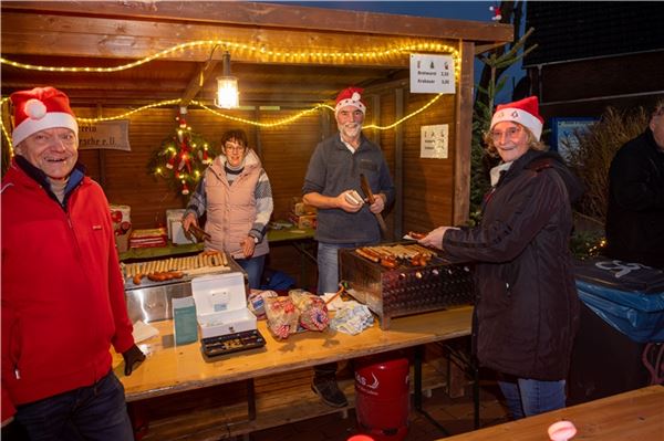 Marienhafe zählt die Stunden Neben Glühwein und Punsch gibt es herzhaft duftende Bratwürste.