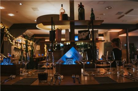 Neben zahlreichen Getränken und auch kulinarischen Speisen bietet das DOCK N°8 zu jederVeranstlatung auf Wunsch eine Fotobox, einen DJ, Blumenarrangements und Beleuchtungen an. 