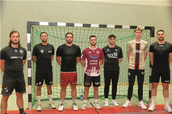 Neue Gesichter beim OHV. Beim Trainingsauftakt präsentierten die Auricher ihre Zugänge mit (v. l.) Trainer Sven Suton, Axel Rämhed, Nerdin Vunic, Christopher Braun, Robin Leunissen, Janno Borke und René Mihaljevic. Foto: Theo Gerken