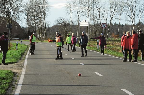 Neue Herausforderung. Erstmals werden die Kreiseinzelmeisterschaften der Boßler auf der Heimstrecke des KBV Hagerwilde/Halbemond am Motodrom entlang ausgetragen. Foto: Hinrich Saathoff