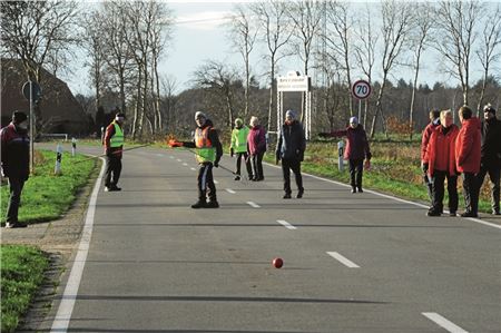 Neue Herausforderung. Erstmals werden die Kreiseinzelmeisterschaften der Boßler auf der Heimstrecke des KBV Hagerwilde/Halbemond am Motodrom entlang ausgetragen. Foto: Hinrich Saathoff