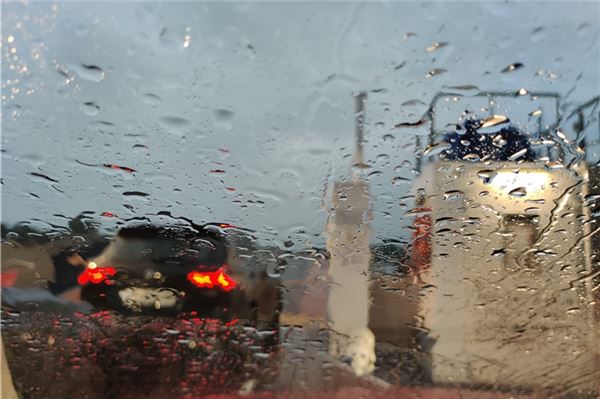 Nicht nur für Autofahrer bedeutet starker Regen ohne Pausen eine Gefährdung ihrer Sicherheit. Foto: Till OIiver Becker